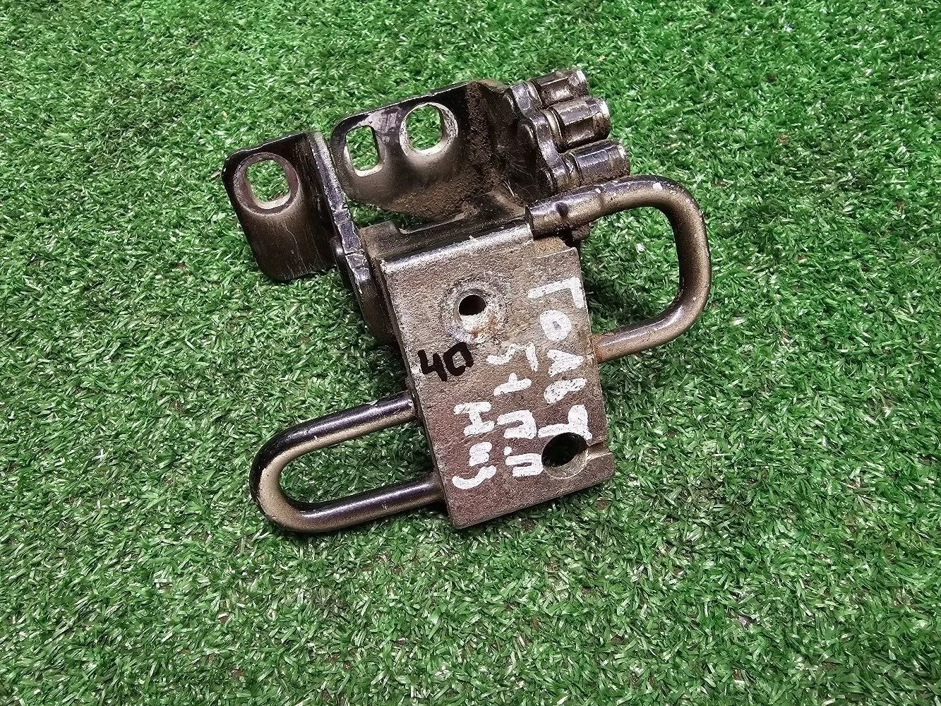 Петля двери передняя правая Volkswagen Golf 6