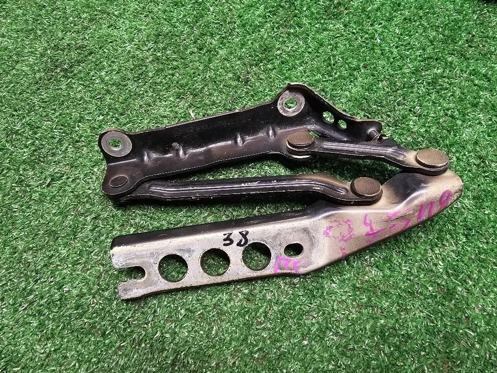 Петля капота правая Skoda Fabia II