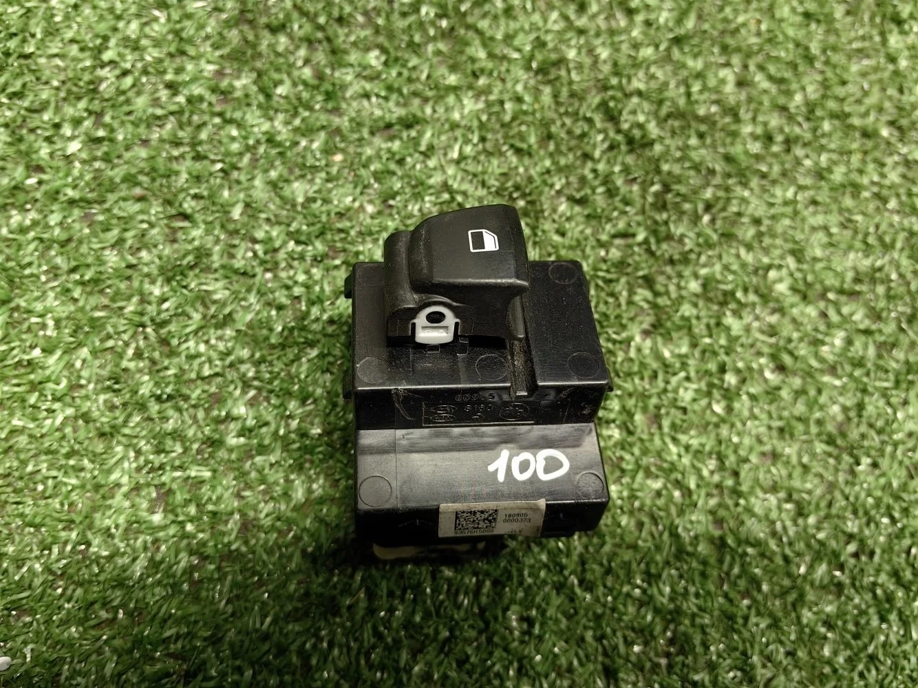 Кнопка стеклоподъёмника Hyundai Solaris 2