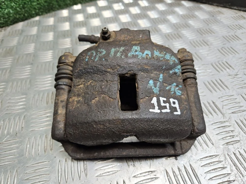 Суппорт передний правый на Nissan Almera N16