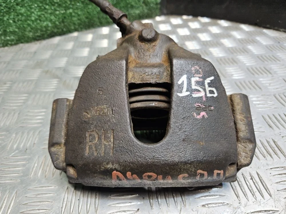 Суппорт тормозной передний правый Toyota Auris