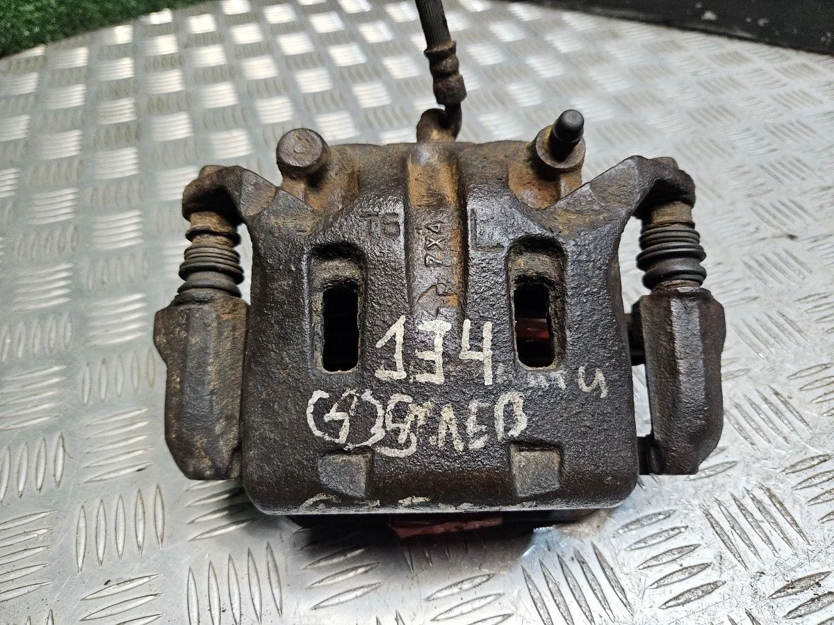 Суппорт передний левый на Infiniti G35X