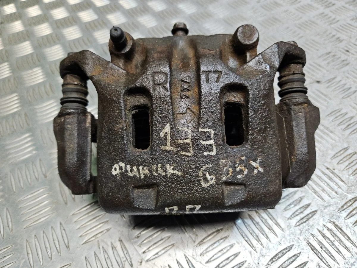 Суппорт передний правый на Infiniti G35