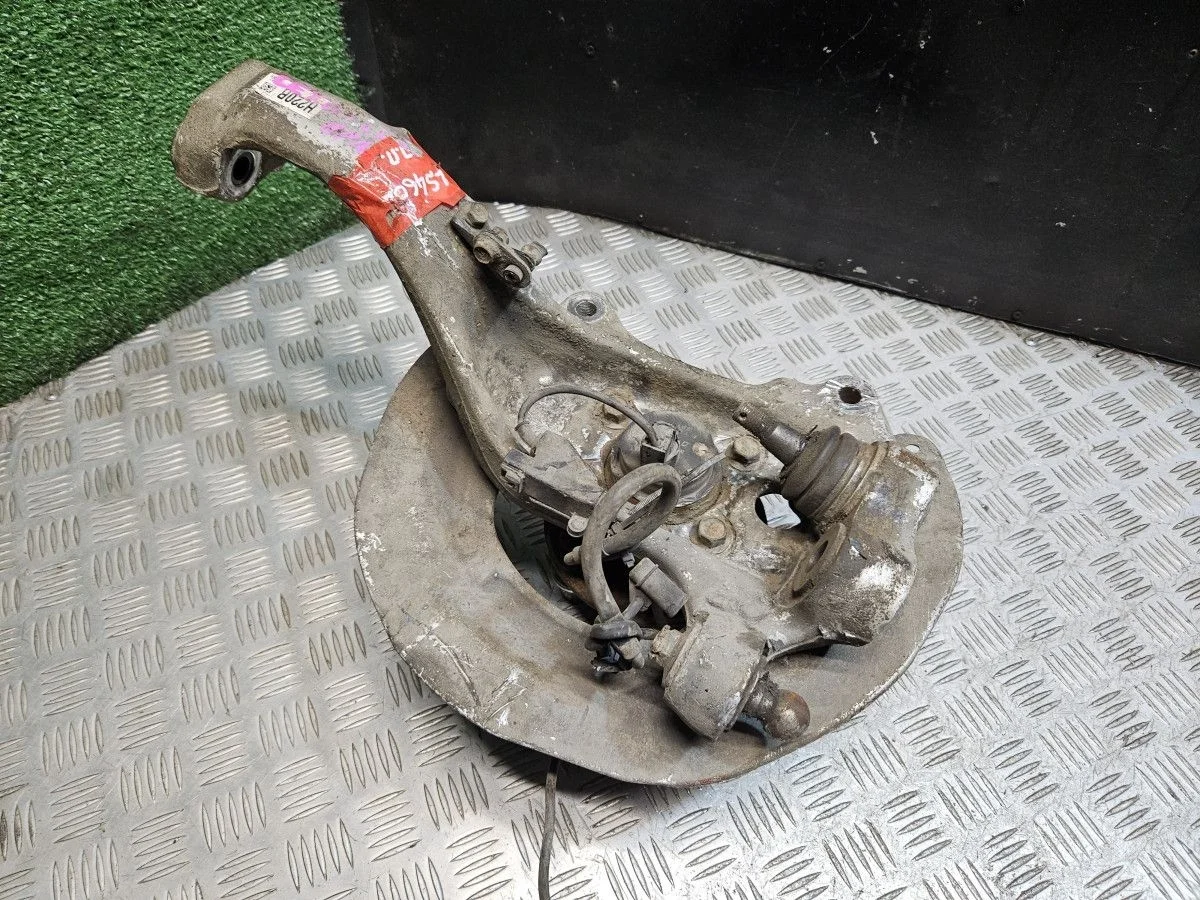 Кулак передний правый на LS460L