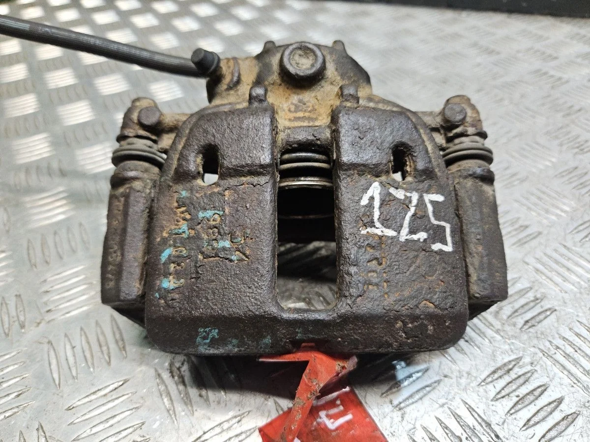 Суппорт передний правый на Mitsubishi Cot Z30