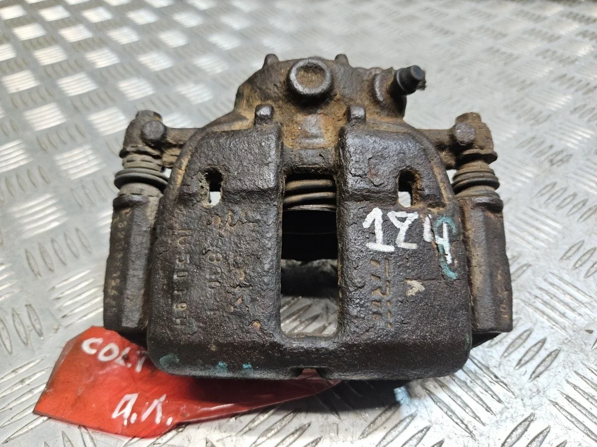 Суппорт передний левый на Mitsubishi Cot Z30