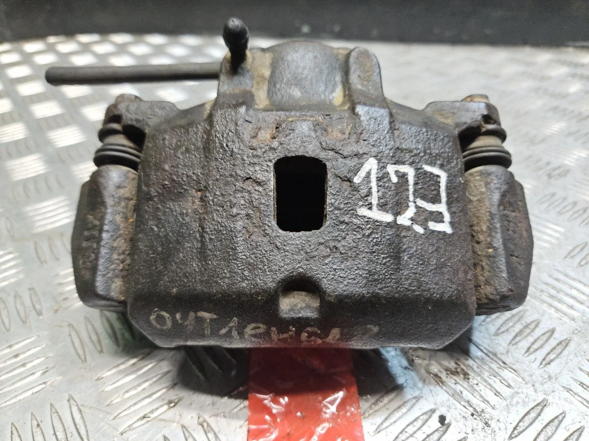 Суппорт передний правый на Mitsubishi Outlander 1