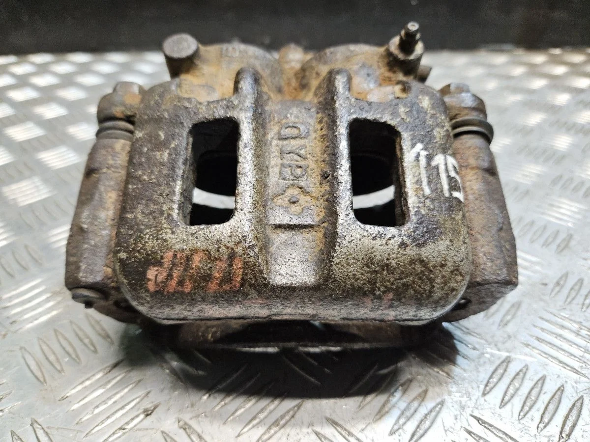 Суппорт передний правый 2-поршневой на Montero 3