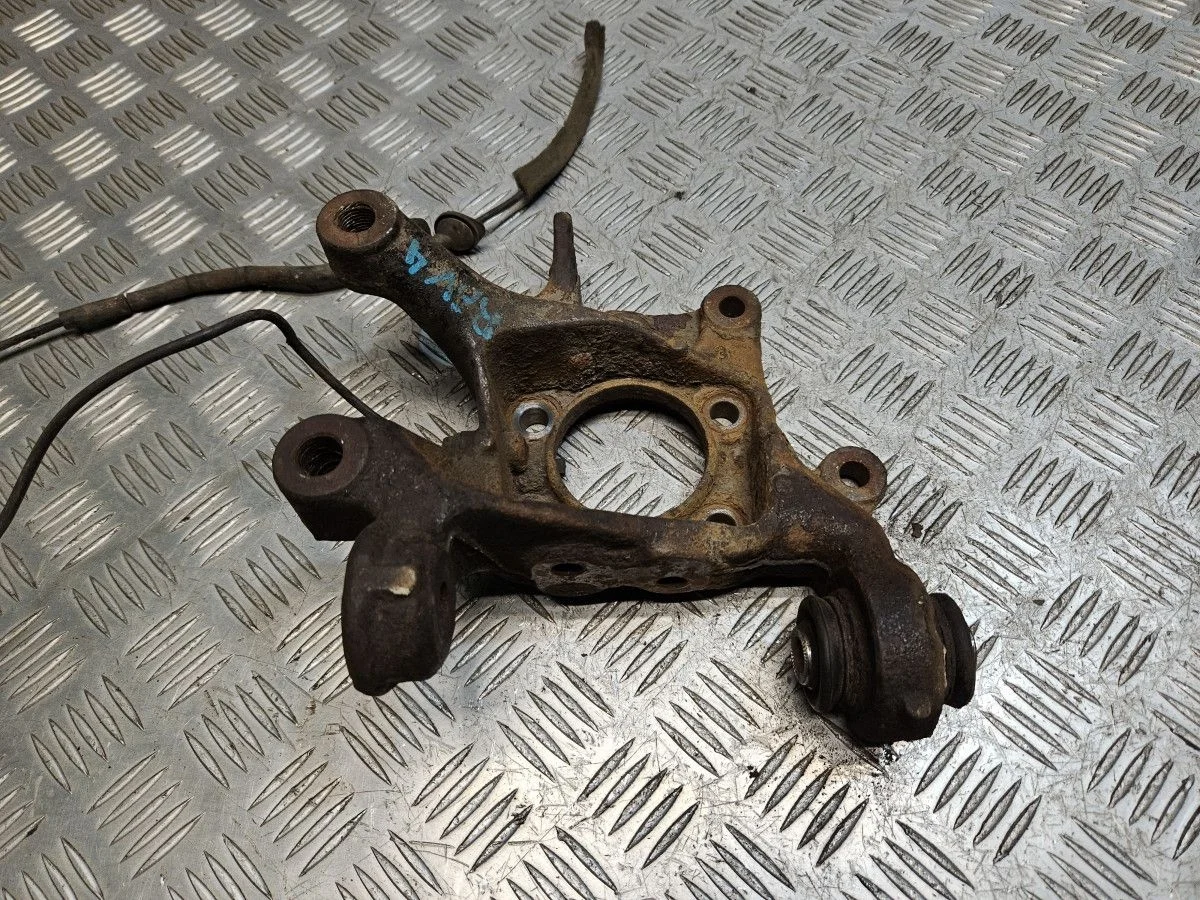 Кулак задний правый на RAV4 40