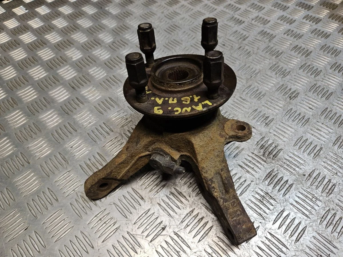 Кулак передний левый на Lancer 9