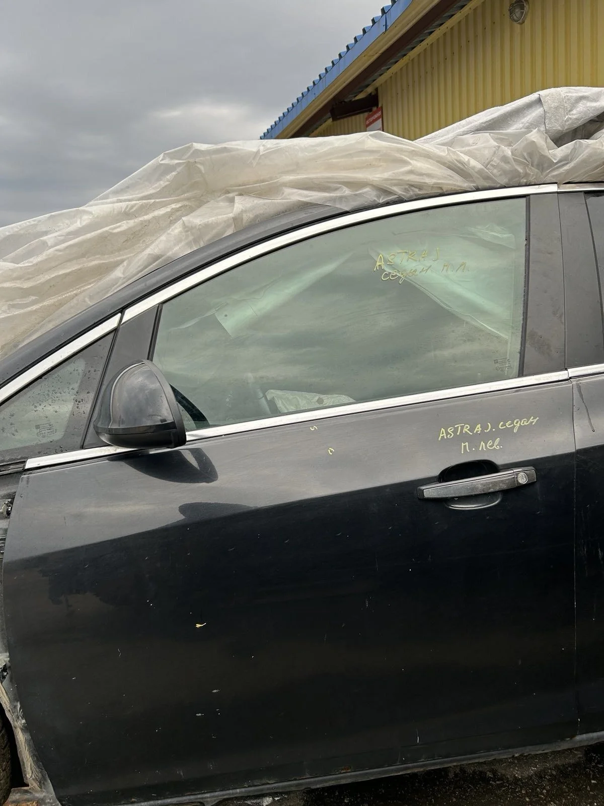 В наличии передняя левая дверь Opel Astra J