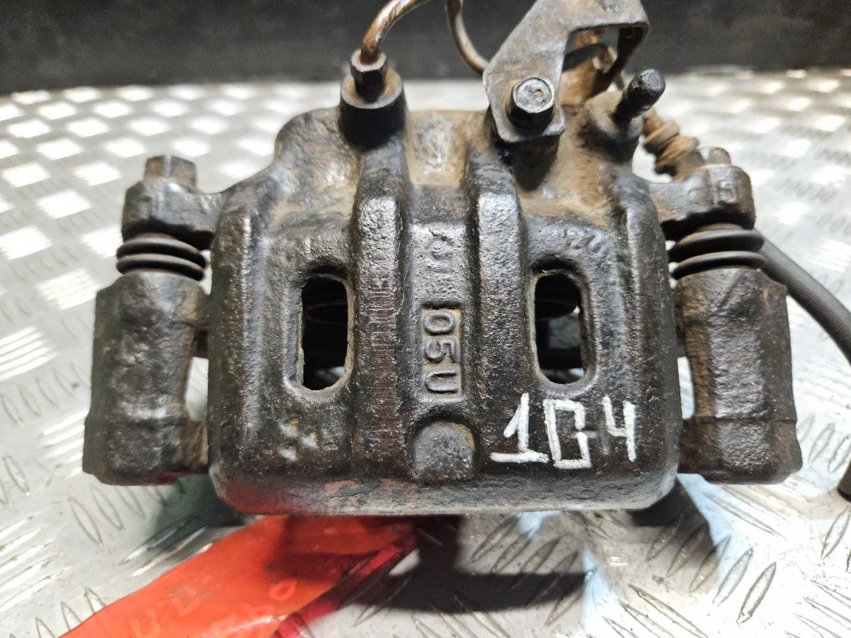 Суппорт передний правый 2-поршневой на Montero 3