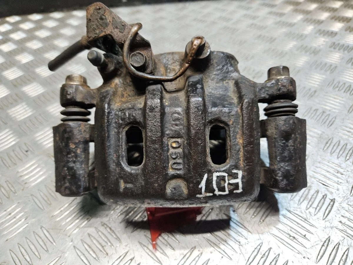 Суппорт передний правый 2-поршневой на Montero 3