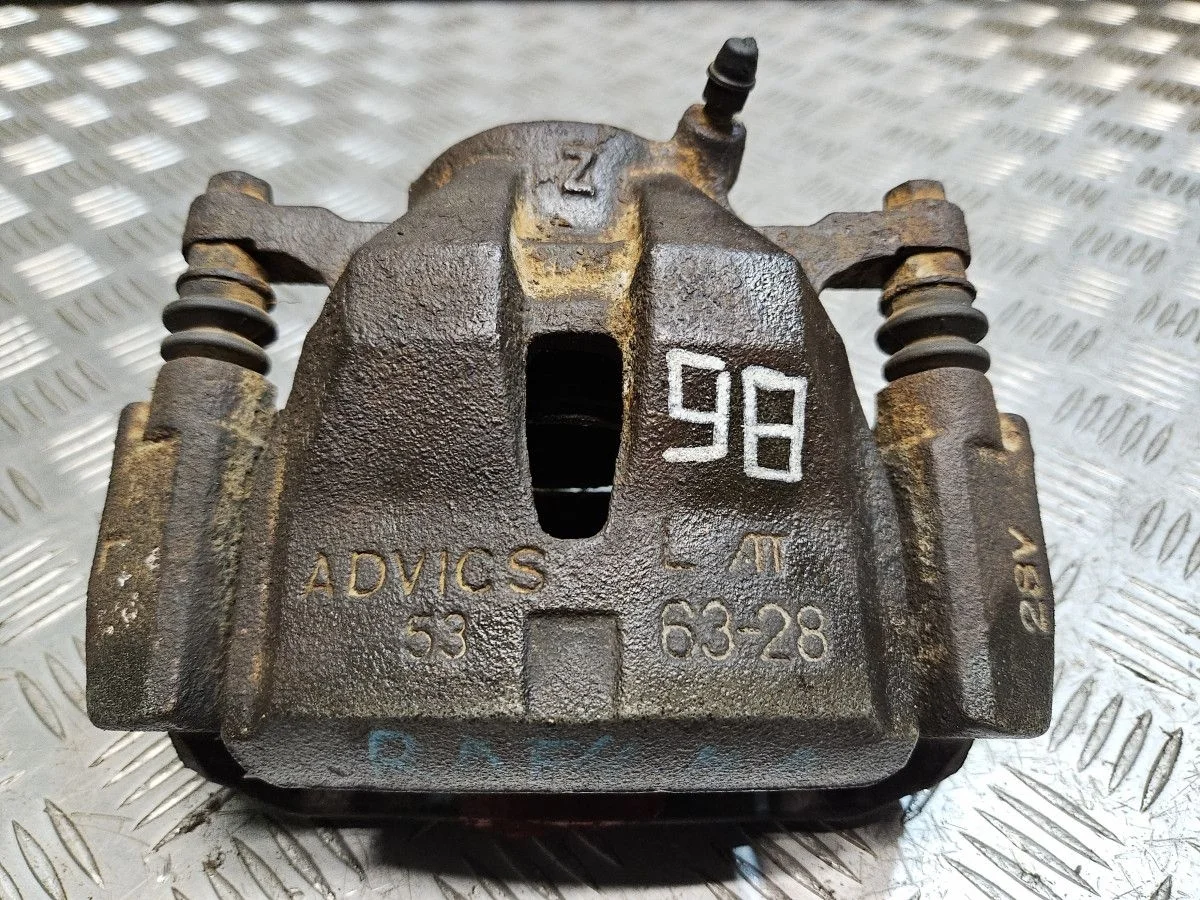 Суппорт передний левый на RAV 4 30