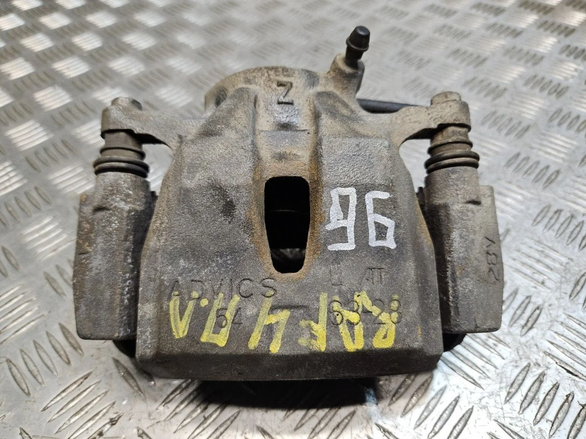 Суппорт передний левый на RAV 4 40