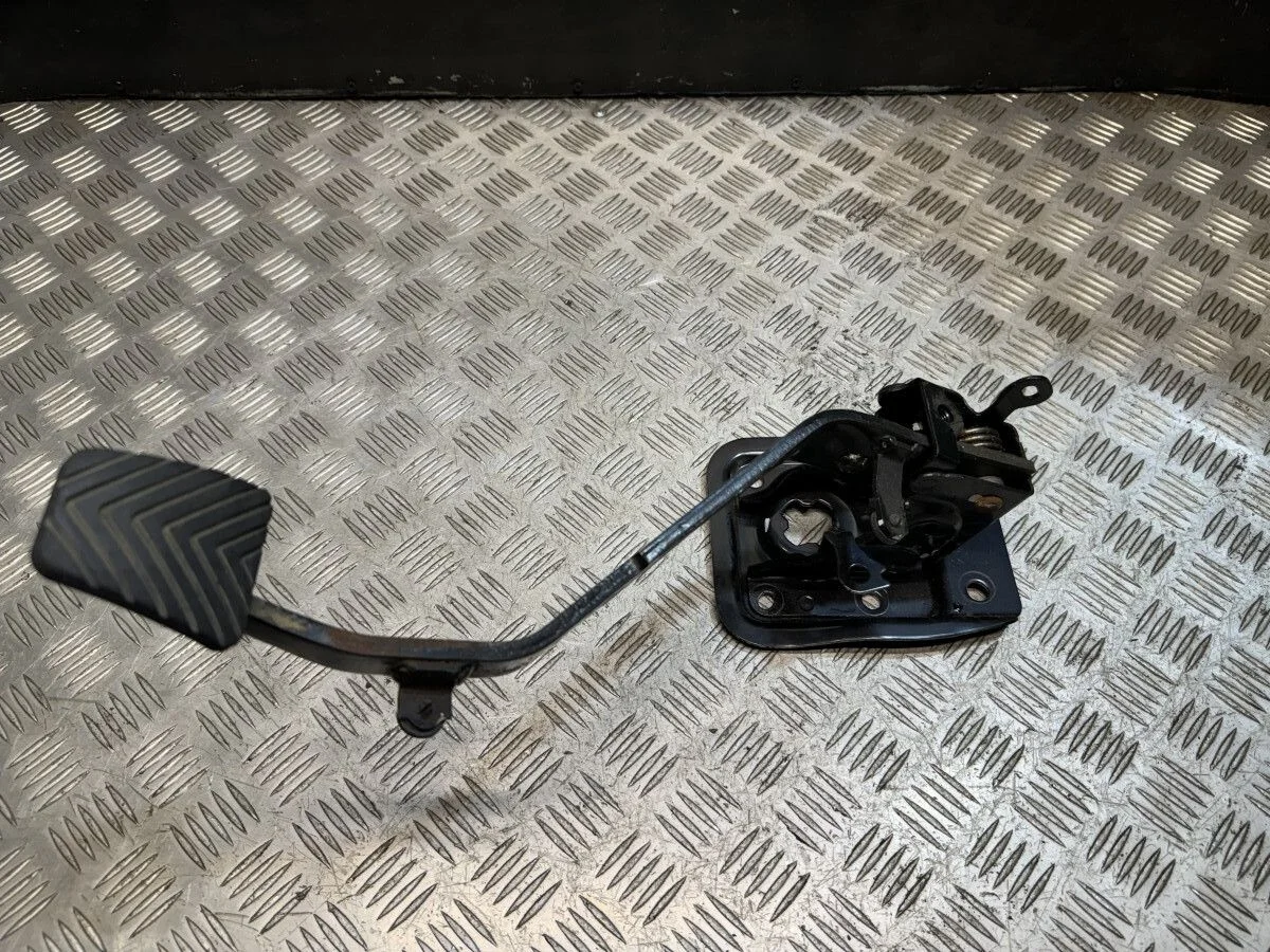 Педаль сцепления Mitsubishi Lancer 10