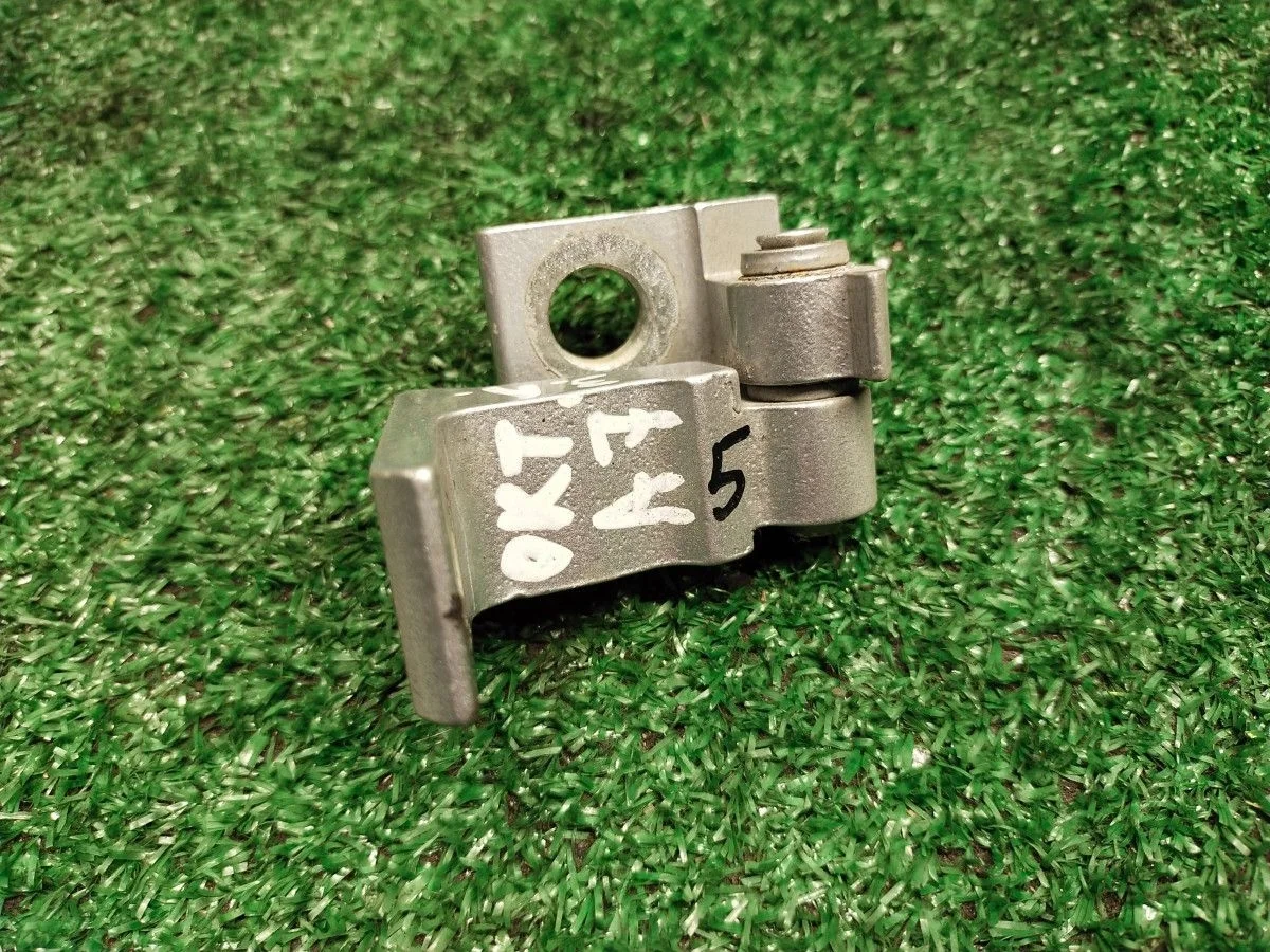 петля двери Skoda Octavia (A7)