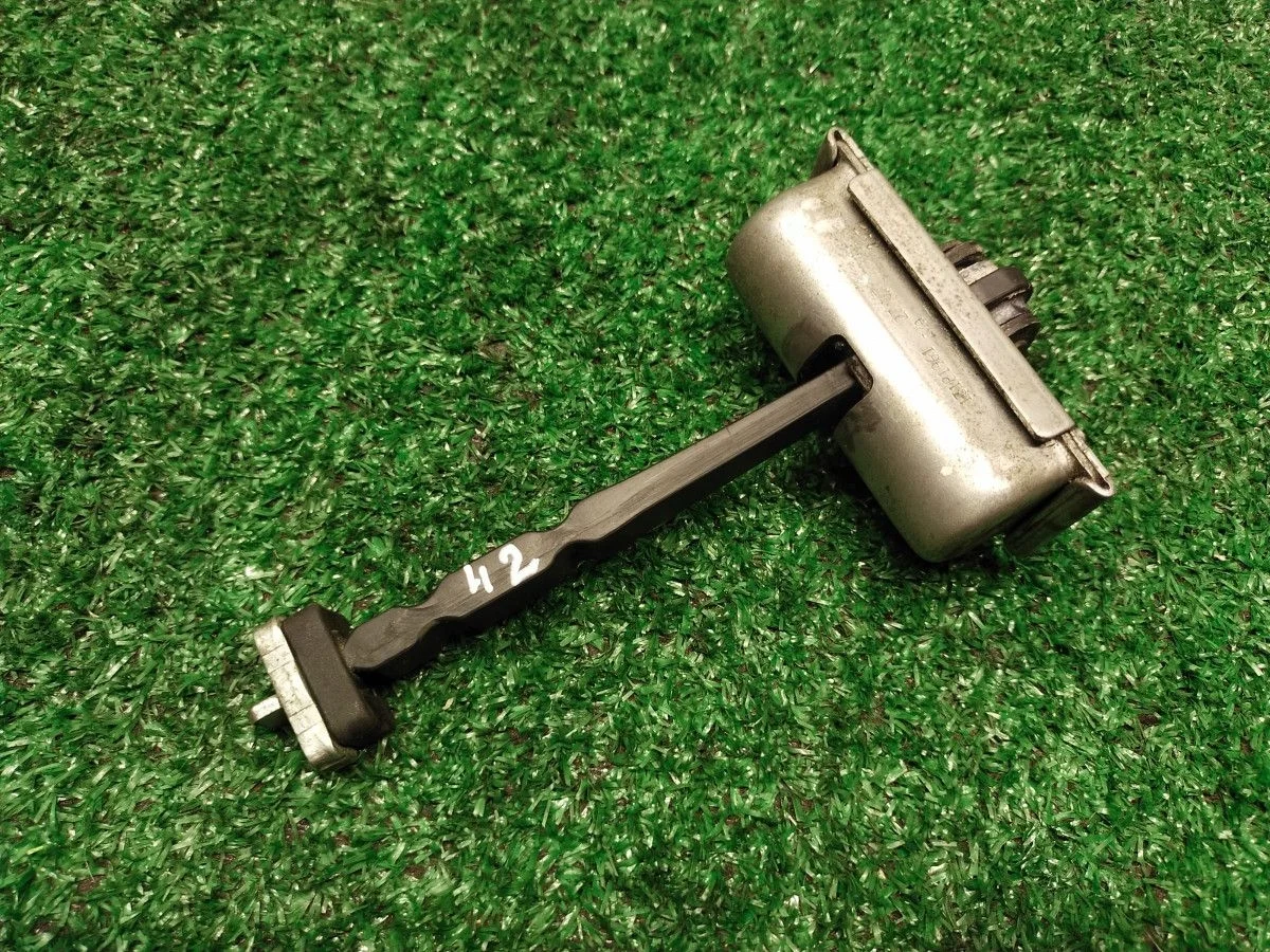 Ограничитель двери Opel Corsa D