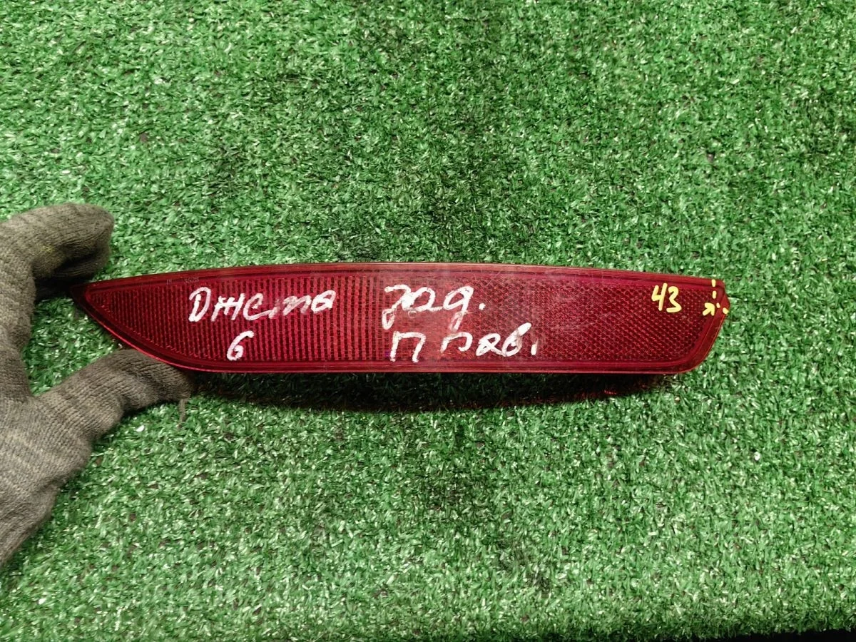 Отражатель бампера правый Volkswagen Jetta 6