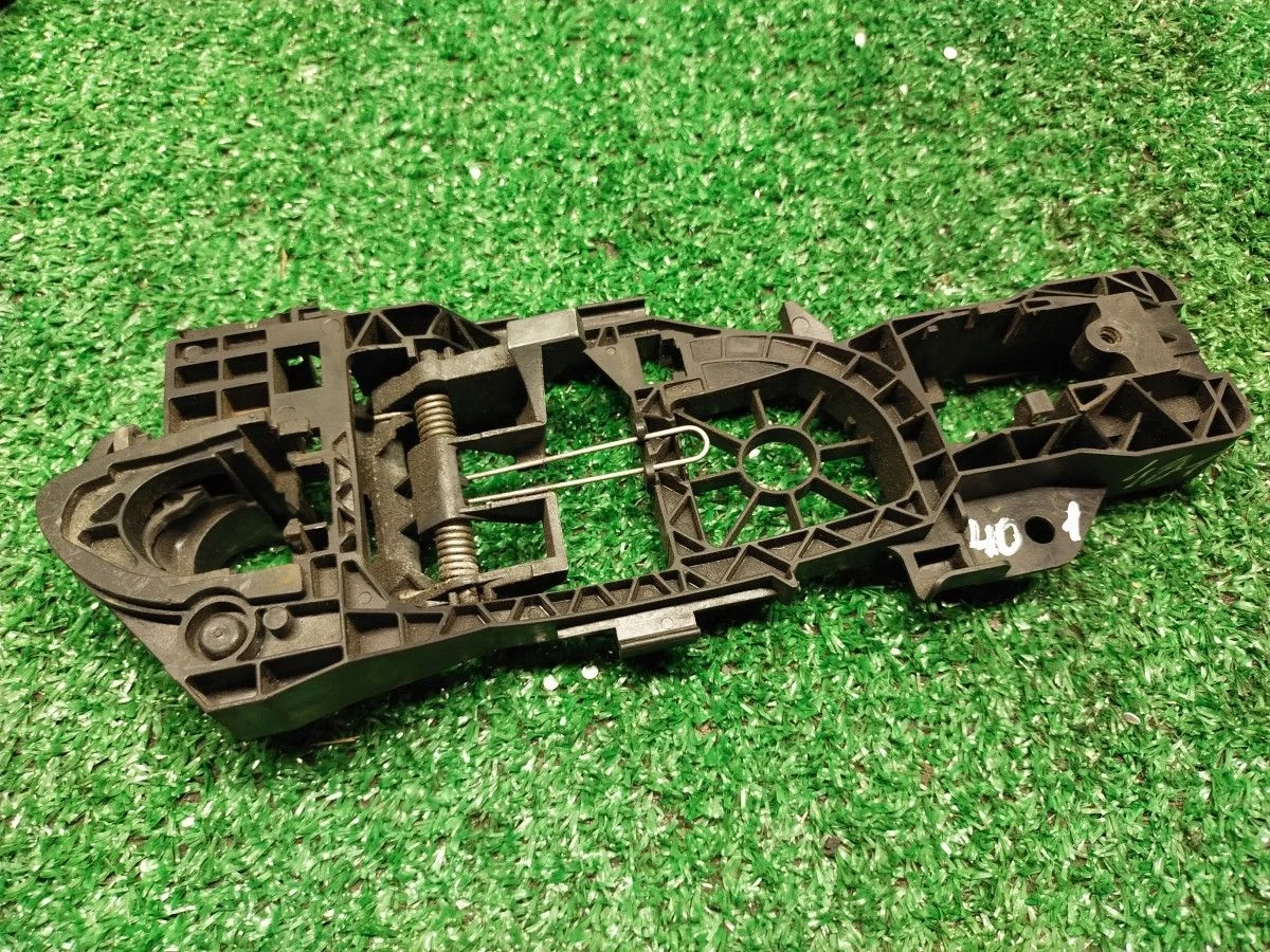 Кронштейн ручки З.П. Volkswagen Passat B7