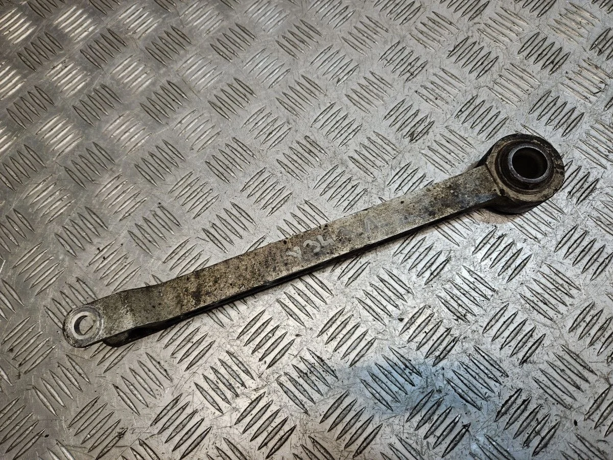 Рычаг задний на Nissan Gloria Y34