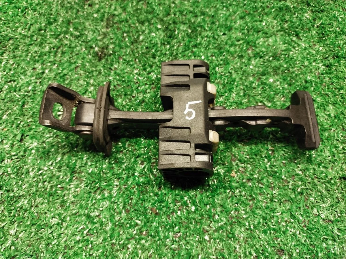 Ограничитель двери Volkswagen Jetta