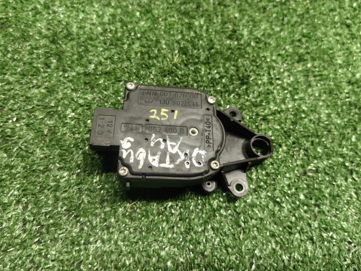 Моторчик заслонки печки Skoda Octavia A4