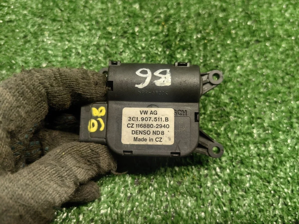 Моторчик заслонки отопителя VW Passat B6