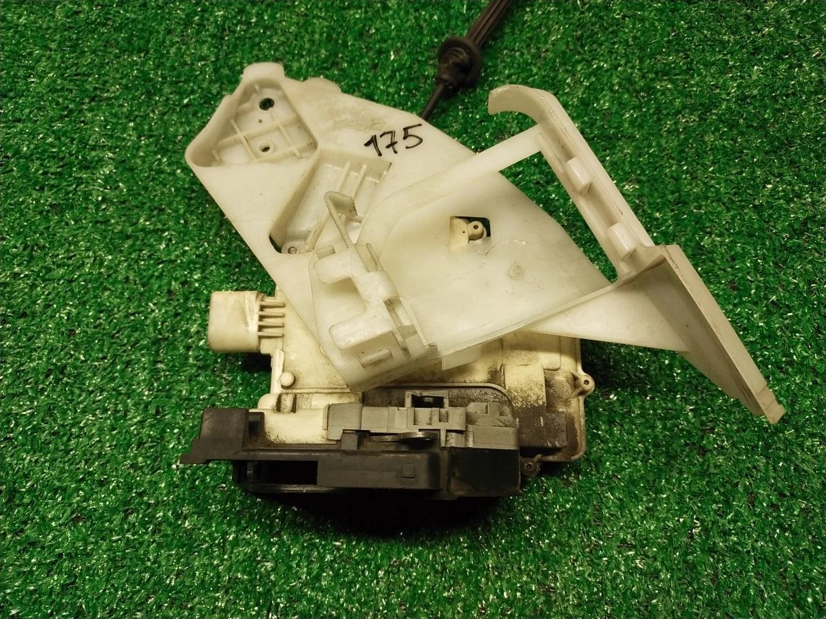 Замок двери Volkswagen Passat