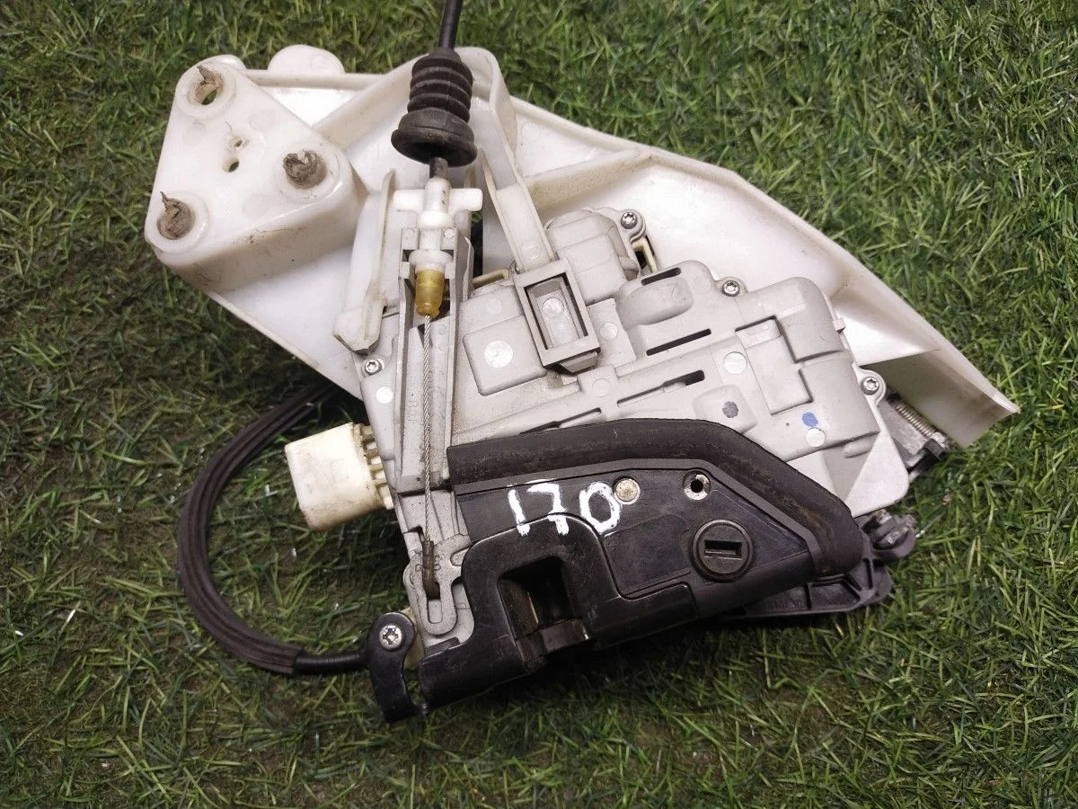 Замок двери задний правый VW Passat B6