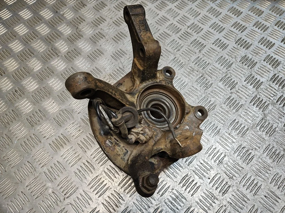 Кулак передний левый на Nissan Xtrail T30