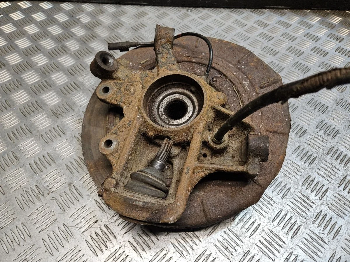 Поворотный кулак задний правый на ML W164