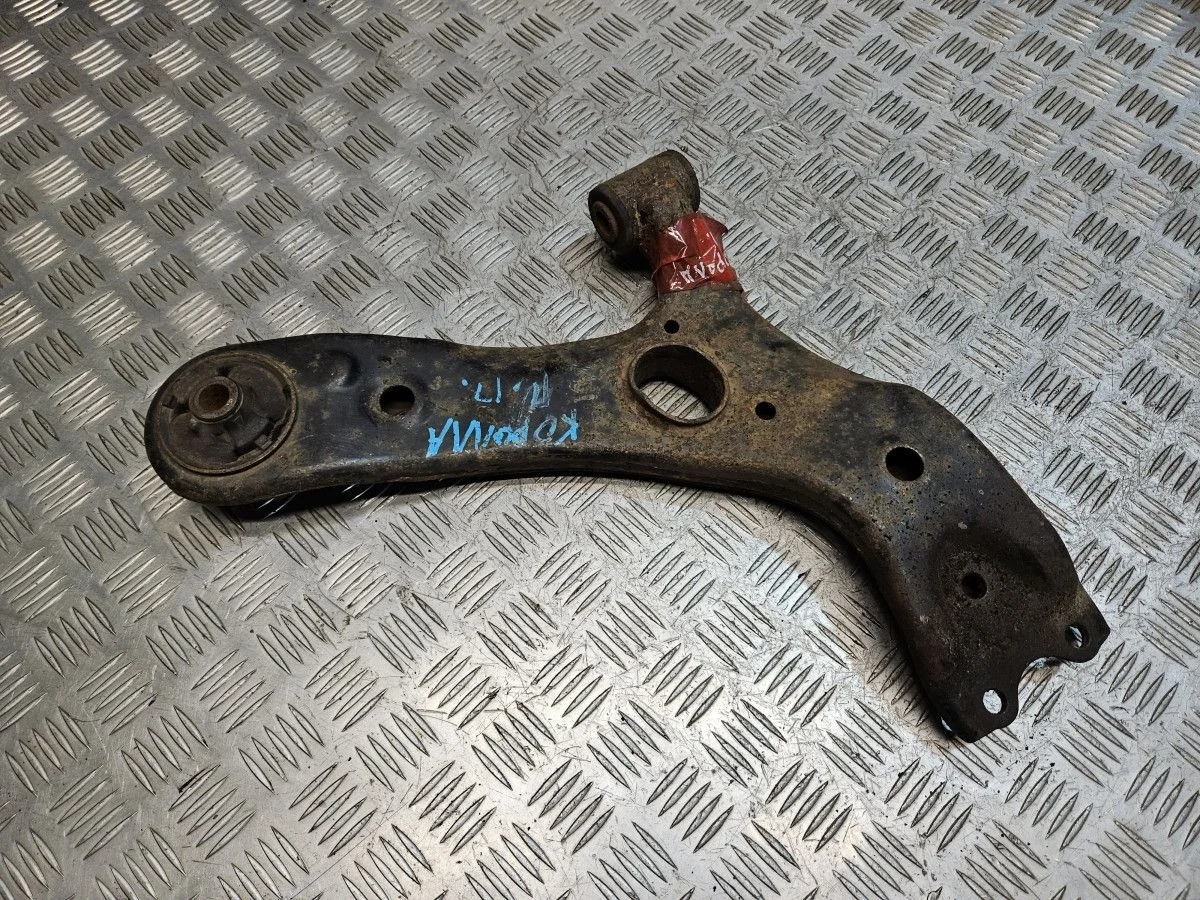 Рычаг передний правый на Corolla E120