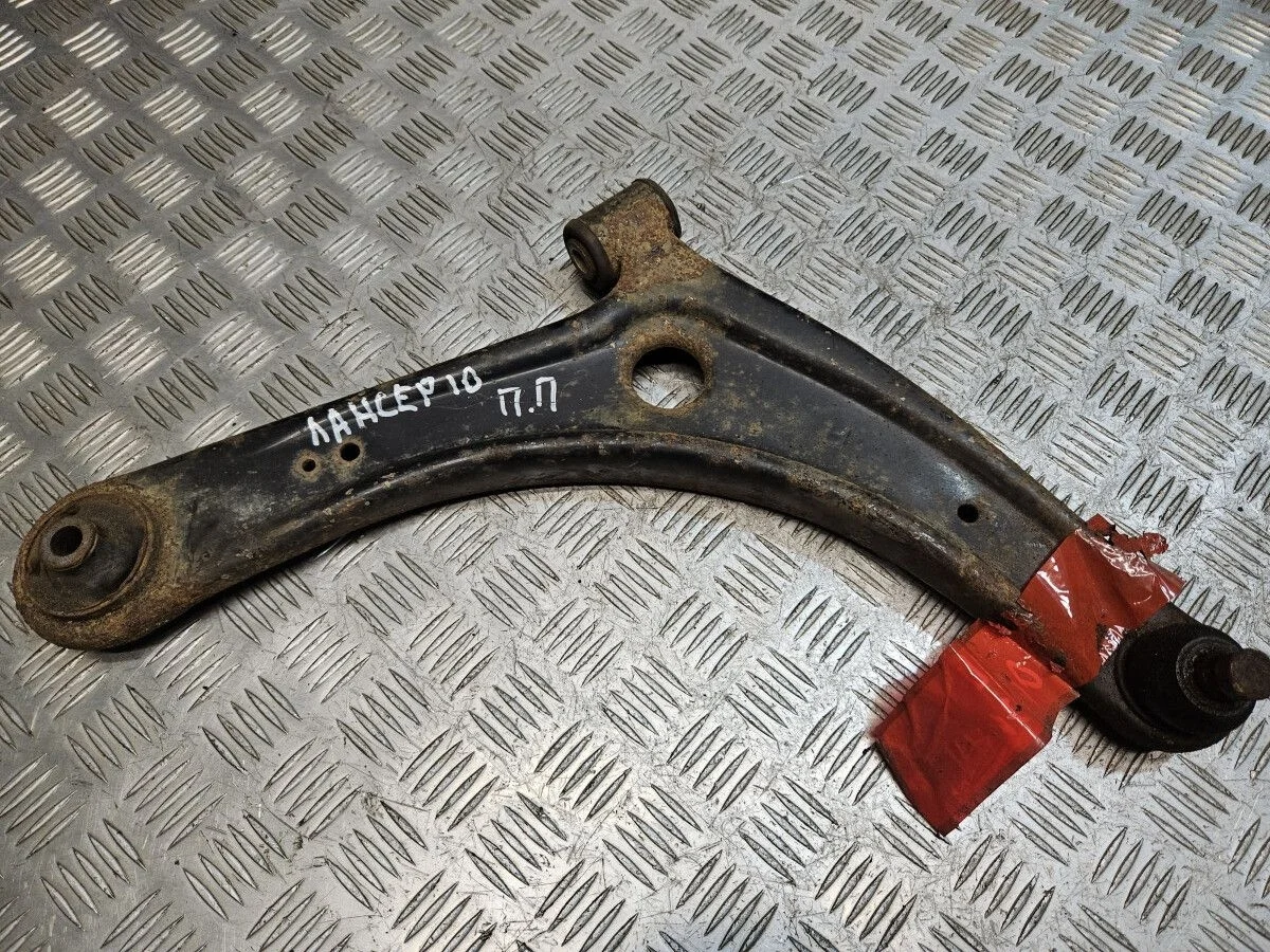 Рычаг передний правый Mitsubishi Lancer X