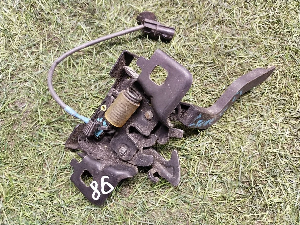 Замок капота Renault Sandero Stepway