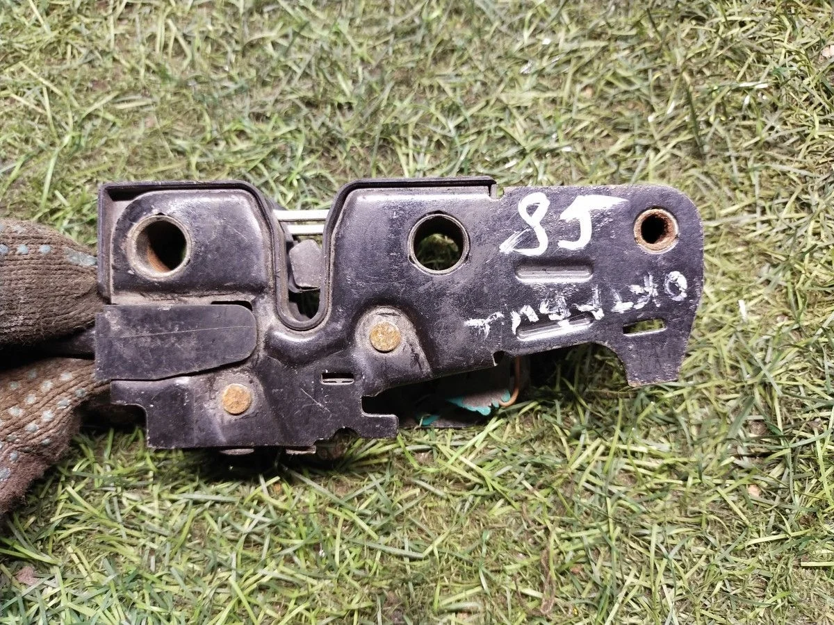 Замок капота Skoda Octavia