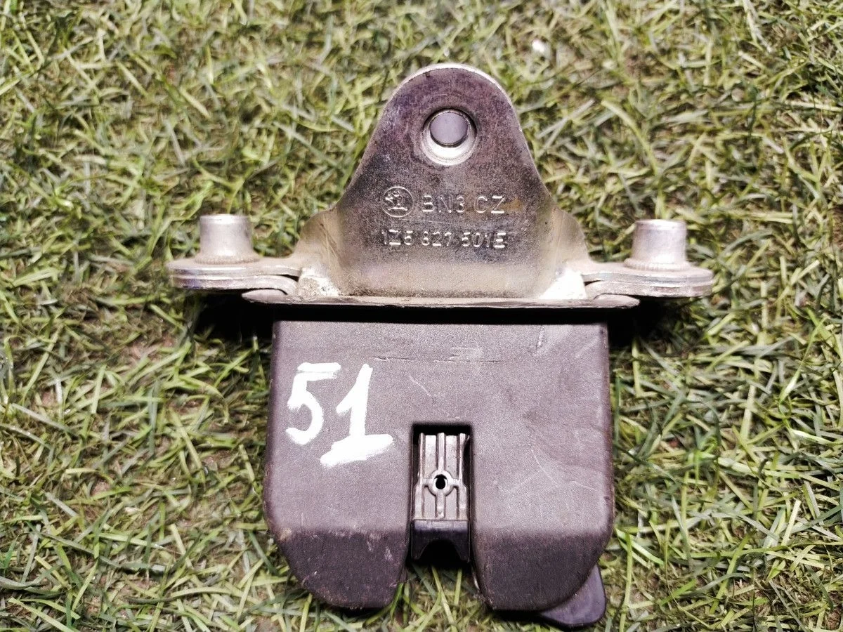 Замок багажника Skoda Octavia