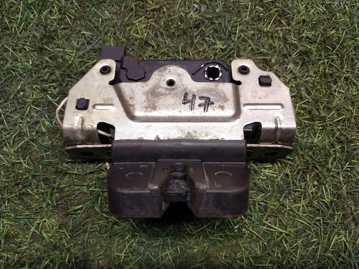 Замок багажника с дефектом Opel Astra H