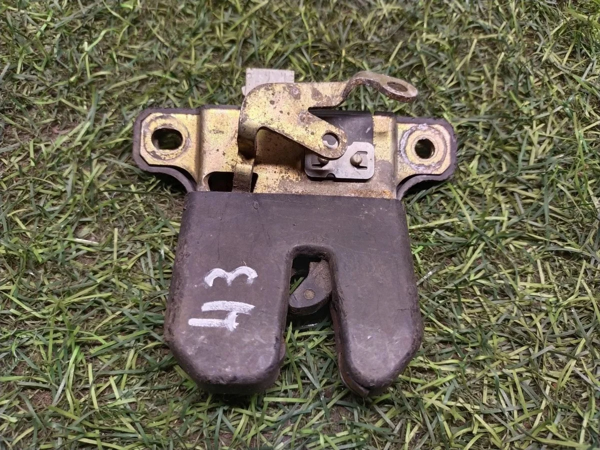 Замок багажника Volkswagen Passat B6