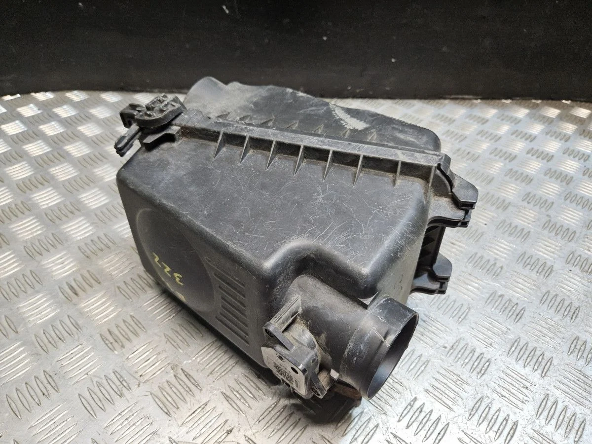 Корпус воздушного фильтра Toyota Corolla E121