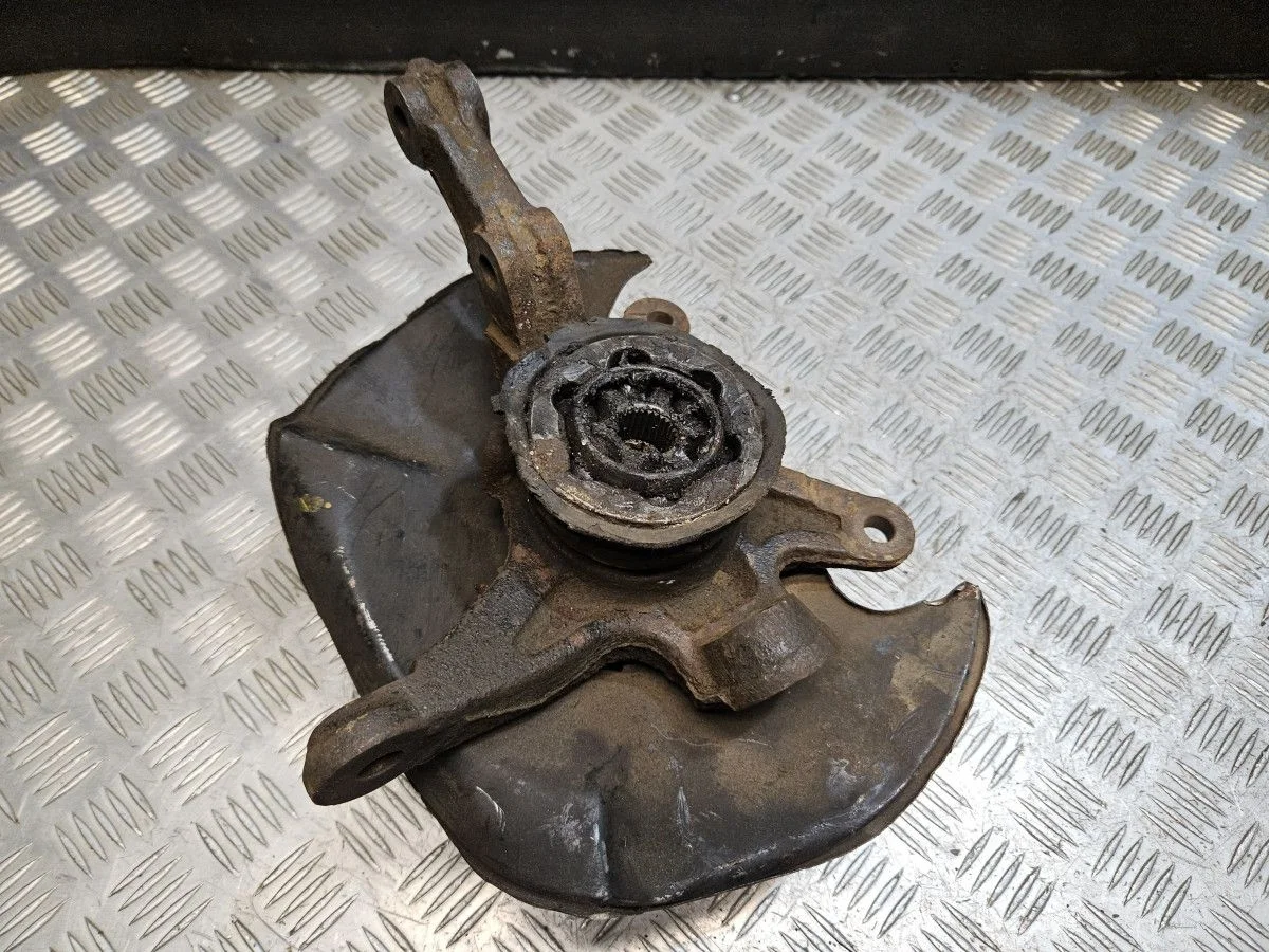 Кулак передний левый на Honda Civic 4D