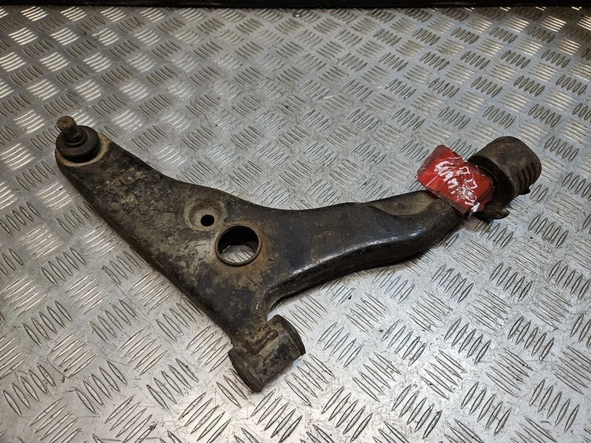 Рычаг передний правый на Mitsubishi Carisma 1