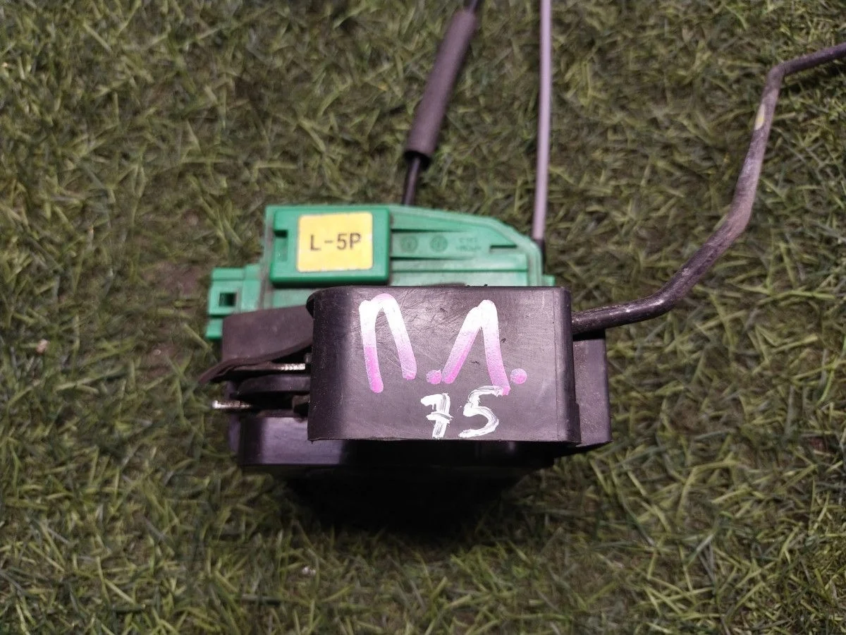 Замок двери передней левой Kia Rio 3