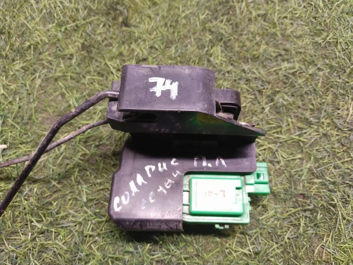 Замок двери передней левой Kia Rio 3