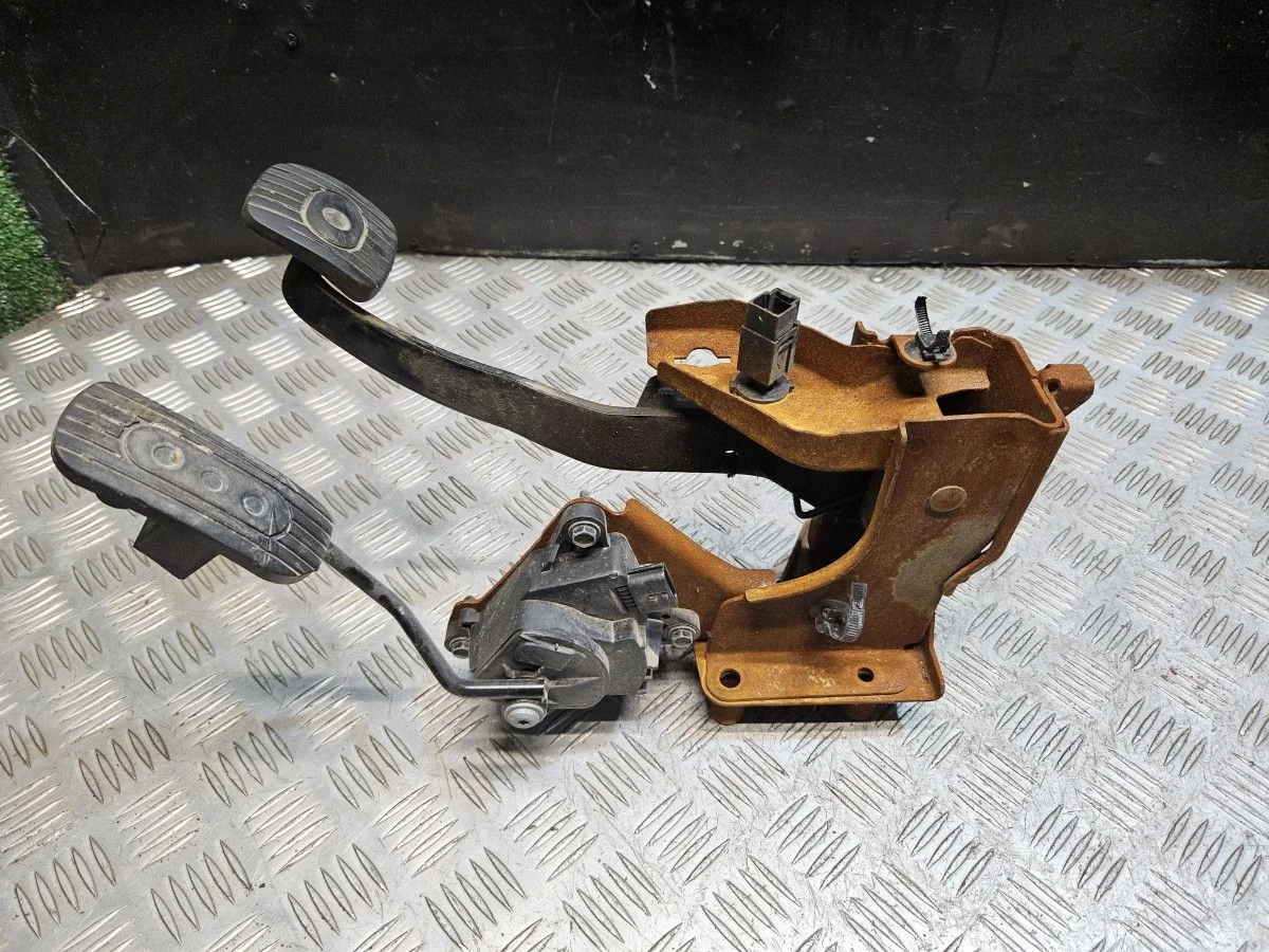 Педальный узел на Nissan Tiida C11