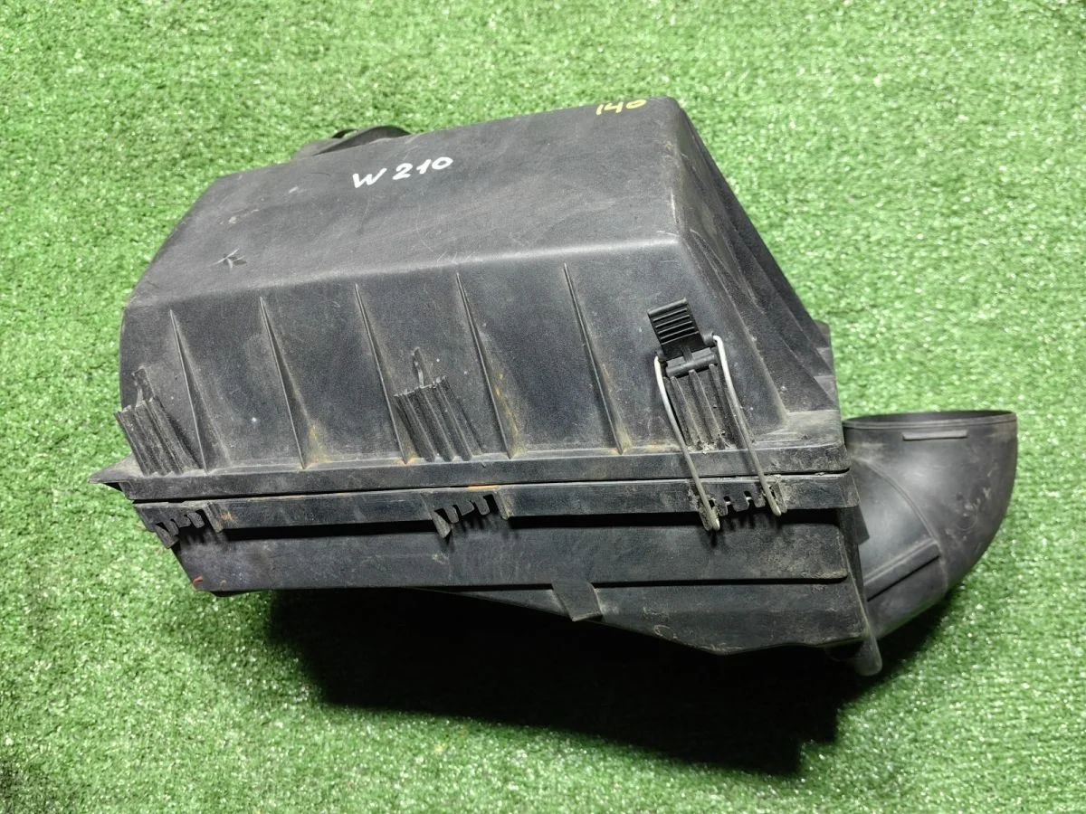 Корпус воздушного фильтра Mercedes Benz W210