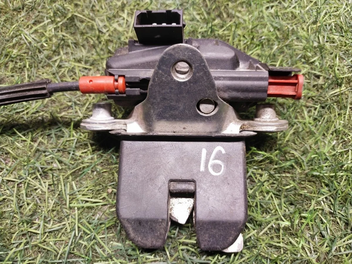 Замок багажника Volkswagen Polo