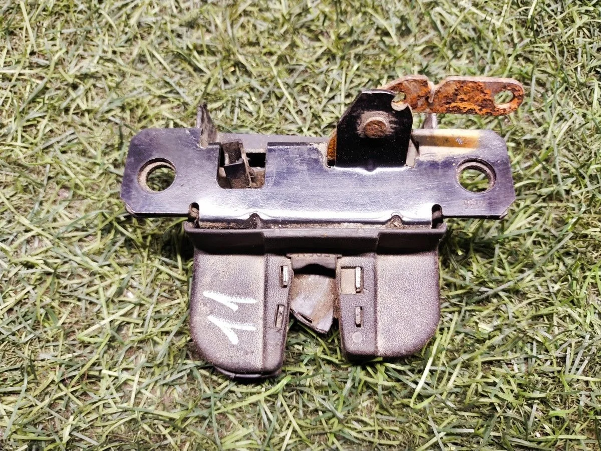 Замок двери багажника Volkswagen Caddy