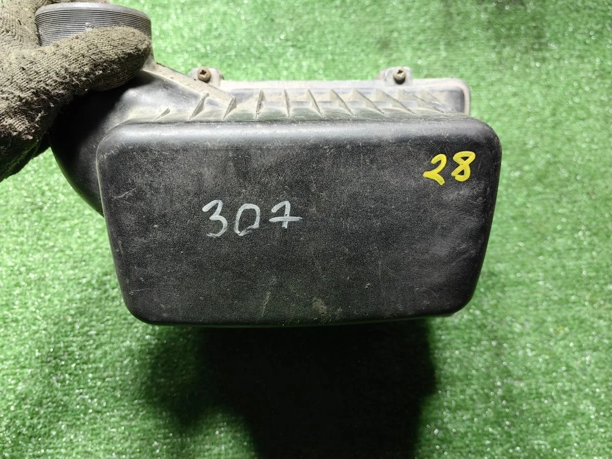 Корпус воздушного фильтра Peugeot 407