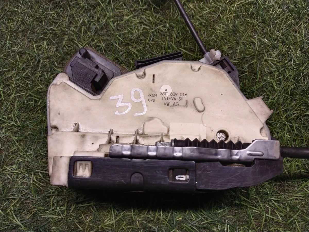 Замок двери задний правый Volkswagen Polo